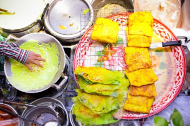 Vietnamca Tay yüzen pazarı, teknede gevrek omlet dolması