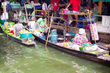 Tay yüzen çarşı,