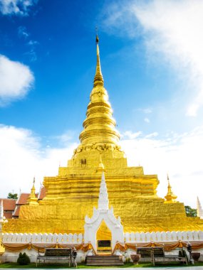 Golden pagoda Tay Tapınak