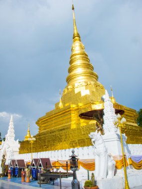 Golden pagoda Tay Tapınak