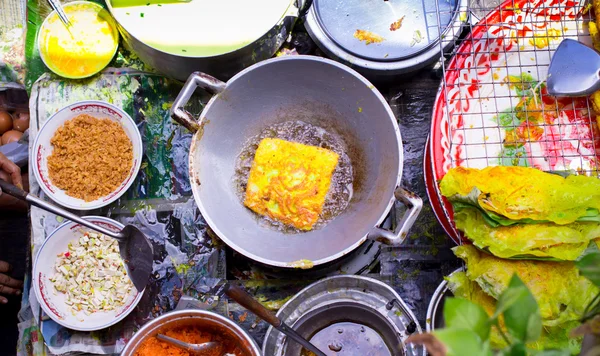 Vietnamca Tay yüzen pazarı, teknede gevrek omlet dolması