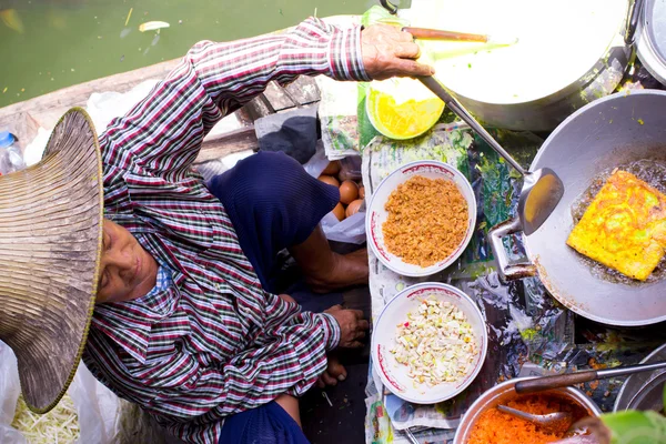 Vietnamca Tay yüzen pazarı, teknede gevrek omlet dolması