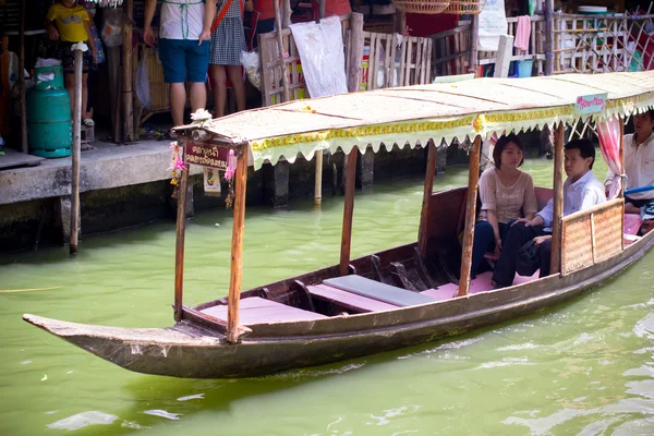 Tay yüzen çarşı,