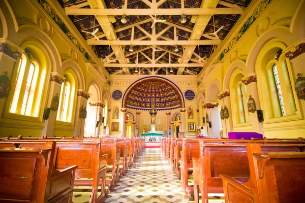 Dekoracja wnętrz Kościoła katolickiego — Zdjęcie stockowe