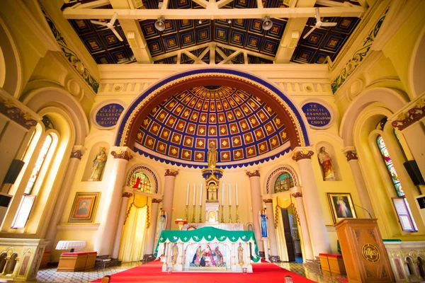 Decoración interior de la iglesia católica —  Fotos de Stock