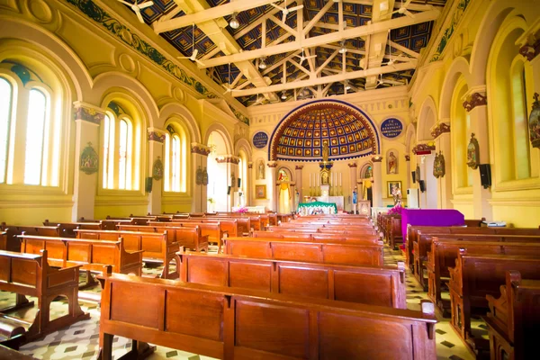 Decoração de interiores da Igreja Católica — Fotografia de Stock