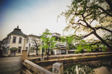 Kurashiki nehir ve antik Kurashiki şehirde bina.