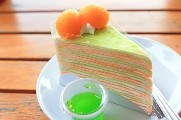 Vrstvy krepu dort s čerstvým melounem — Stock fotografie