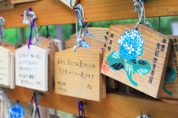 Hortensia på be träplatta i japanska tempel — Stockfoto