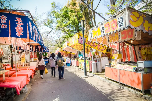 大阪で春祭りの伝統的な市場 — ストック写真