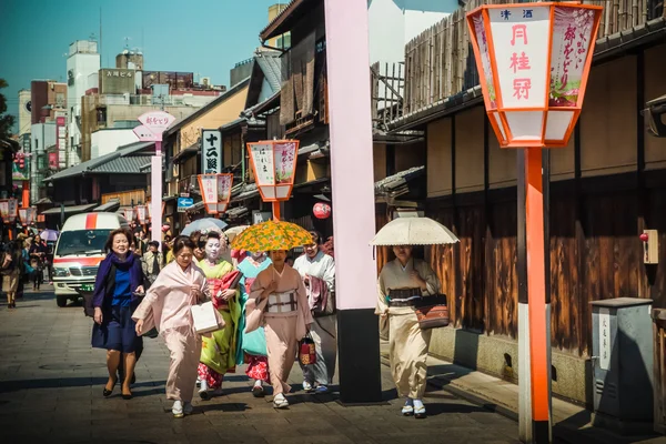 芸者は祇園通りにパスを歩いています。 — ストック写真