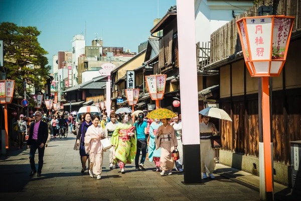 芸者は祇園通りにパスを歩いています。 — ストック写真