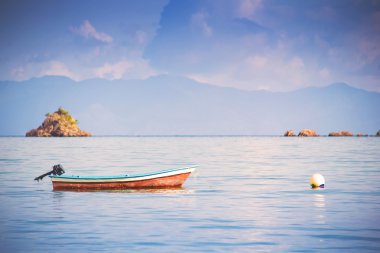 Ahşap tekne denizde yüzen