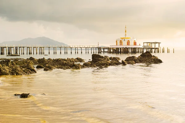 Temple flottant sur la mer — Photo