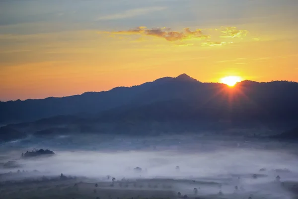 Bonjour coucher de soleil avec brume — Photo