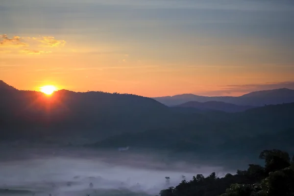 God morgon solnedgången med foggysea — Stockfoto