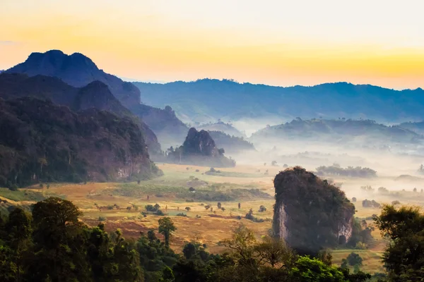 Brume matinale et montagnes — Photo