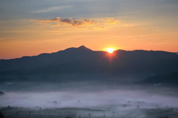 Buenos días atardecer con niebla Imágenes de stock libres de derechos