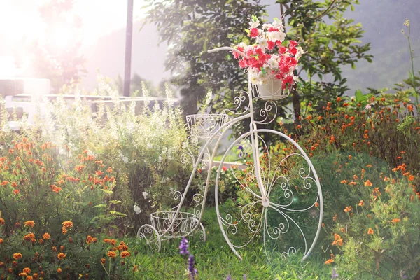 Dekorasi bunga pada sepeda putih di taman — Stok Foto