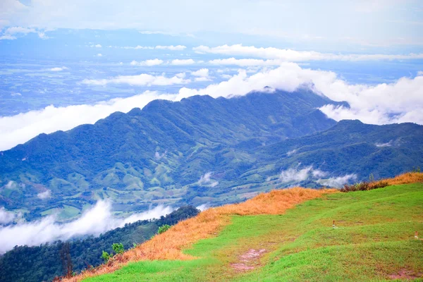 Liggande utsikt över dimmiga havet på bergen på Phu badkar Berg, provinsen Petchabun, Thailand — Stockfoto