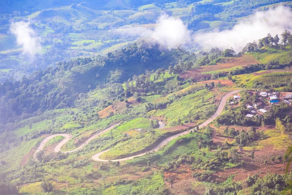 Landschapsmening van raod op de bergen met coulds op het platteland van Thailand (Phu Bad berk) — Stockfoto