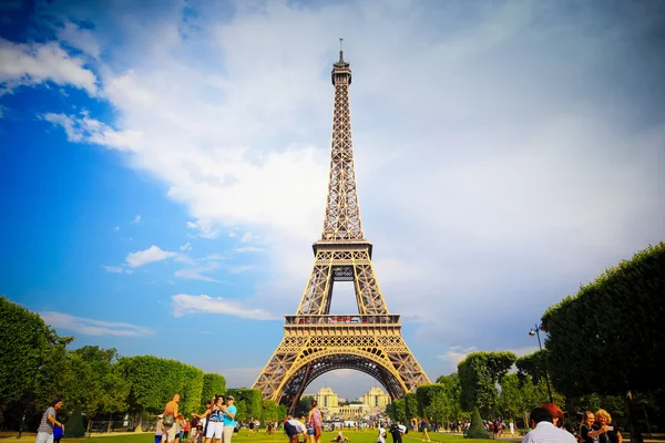 Vista de la torre eiffel en París, Francia — Foto de Stock