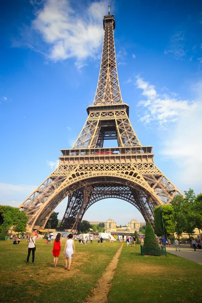 Vista de la torre eiffel en París, Francia — Foto de Stock