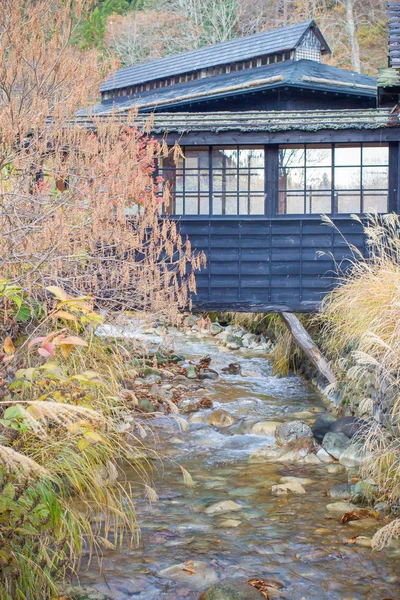 Veduta naturale di un piccolo canale e casa in legno — Foto Stock