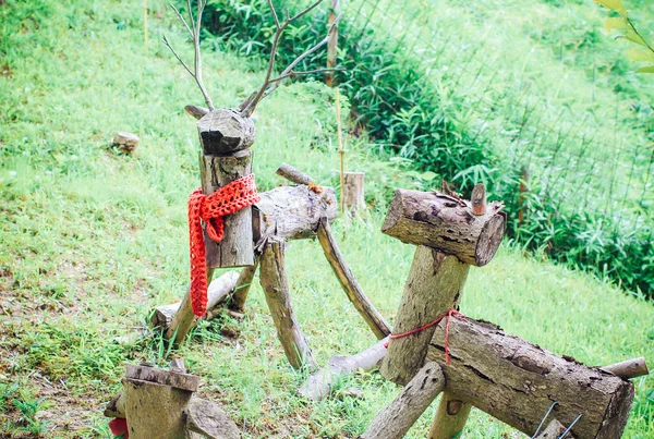 Cadeira de veado de madeira com tema de Natal — Fotografia de Stock