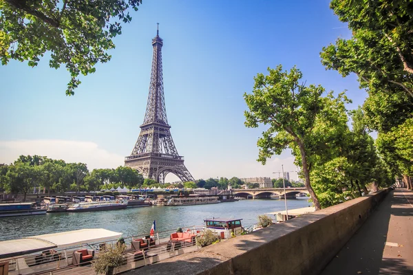 Torre Eiffel en París — Foto de Stock