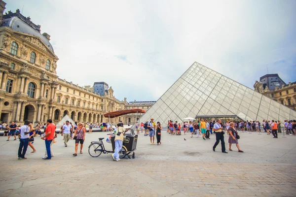Музей Лувр у Парижі — стокове фото