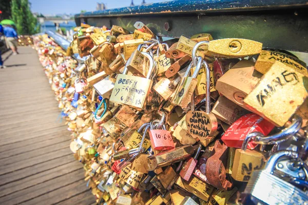 Primer plano de los candados en el Pont de l 'Archeveche —  Fotos de Stock