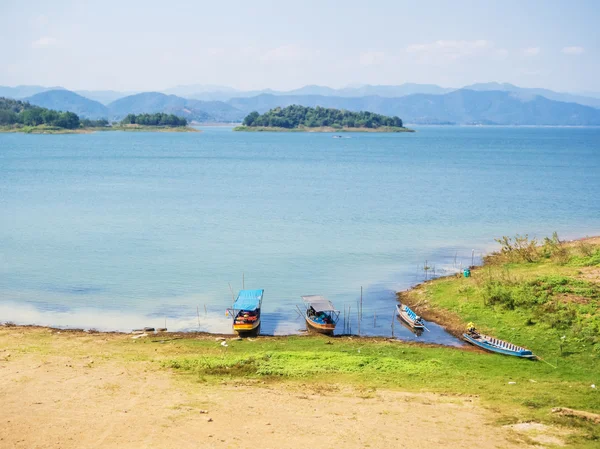 Krachan Kaeng Milli Parkı Gölü'nün doğal doğal görünümü — Stok fotoğraf