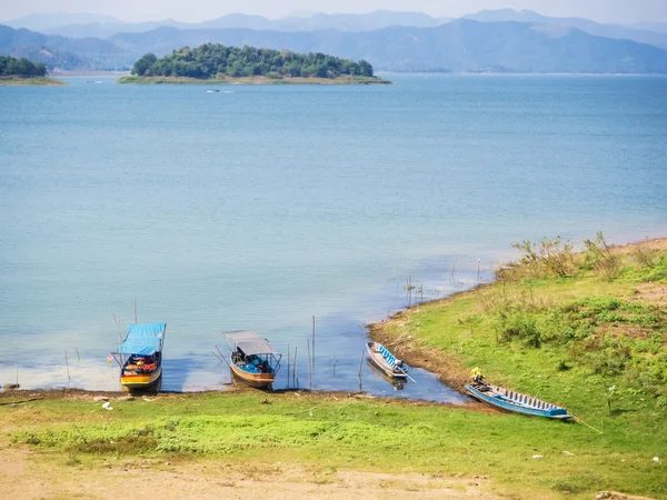 Krachan Kaeng Milli Parkı Gölü'nün doğal doğal görünümü — Stok fotoğraf