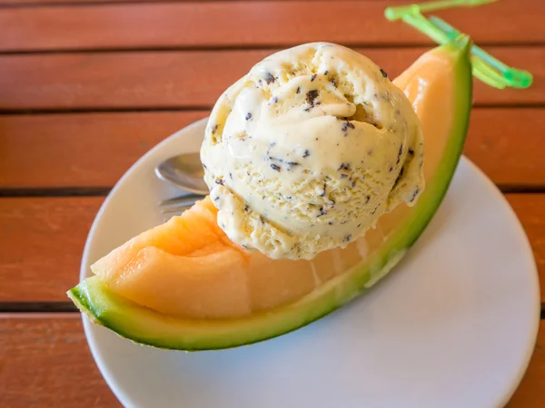 Helado de vainilla con pieza de melón — Foto de Stock