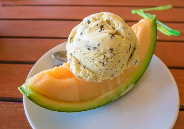 Helado de vainilla con pieza de melón — Foto de Stock