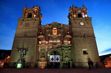St. Charles Katedrali ya da Puno Katedrali 'nin akşam manzarası, Puno, Peru, Güney Amerika