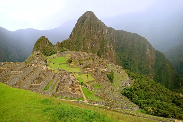 Machu Picchu Ancienne Citadelle Inca Après Pluie Avec Groupe Visiteurs — Photo