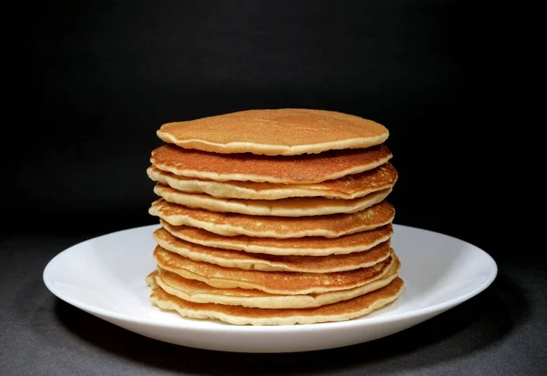 Tumpukan Pancake Polos Buatan Sendiri Disajikan Piring Putih Terisolasi Latar — Stok Foto