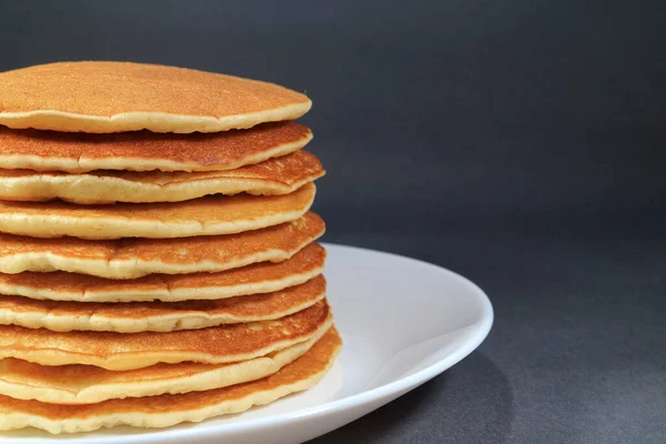 Pila Panqueques Frescos Hechos Casa Servidos Plato Blanco Aislados Sobre — Foto de Stock