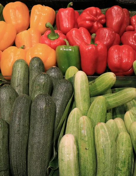 Tumpukan Bel Pepper Dan Mentimun Segar Sayuran Warna Berwarna Berwarna — Stok Foto
