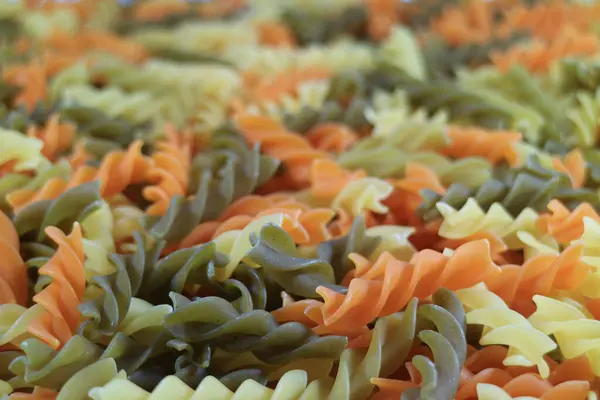 Close Fusilli Tricolor Não Cozido Massa Forma Espiral Três Cores — Fotografia de Stock