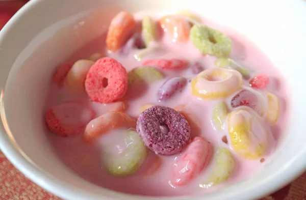 Nahaufnahme Pastell Farbe Zuckerhaltige Ringförmige Müsli Mit Fruchtjoghurt Gemischt — Stockfoto