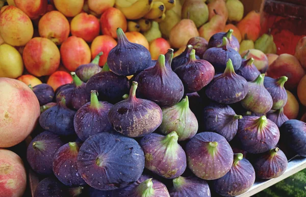 Pilha Figos Maduros Frescos Cor Púrpura Profunda Para Venda Mercado — Fotografia de Stock