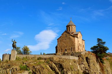 Kral Vakhtang Gorgasali ile birlikte Tiflis Eski Şehri 'ndeki Mtkvari Nehri' nin Rocky Outcrop 'unda Metekhi Kilisesi.