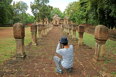 Prasat Sdok Kok Thom Khmer Tapınağı Kompleksi 'nin fotoğraflarını çeken genç adam Tayland' ın Sa Kaeo ilinde yer alıyor.