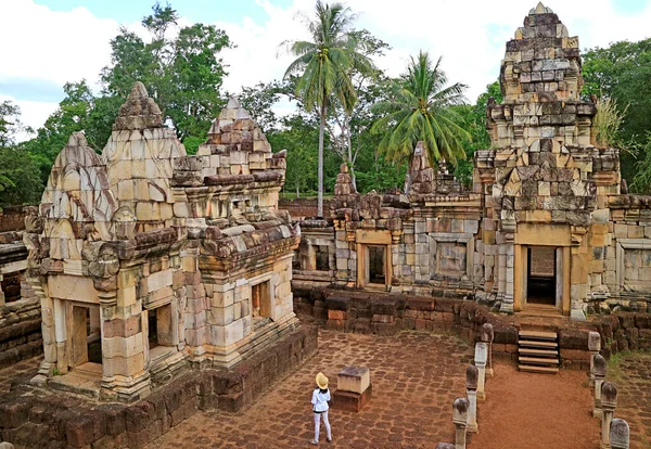 Viaggiatore Femminile Guardando Incredibili Rovine Dell Antico Tempio Khmer Prasat — Foto Stock
