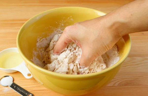 Människans Hand Knådar Bröddeg Blandningsskålen — Stockfoto