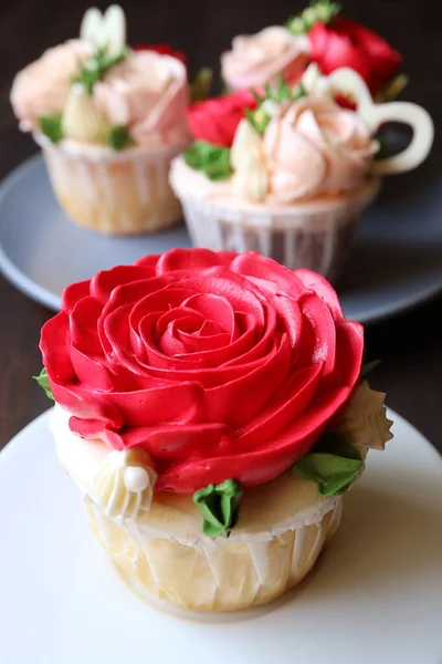 Nahaufnahme Einer Wunderschönen Roten Rose Zuckerguss Cupcake Mit Einem Anderen — Stockfoto