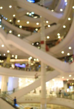 Bir alışveriş merkezinin içindeki soyut yürüyen merdivenlerin dikey görüntüsü